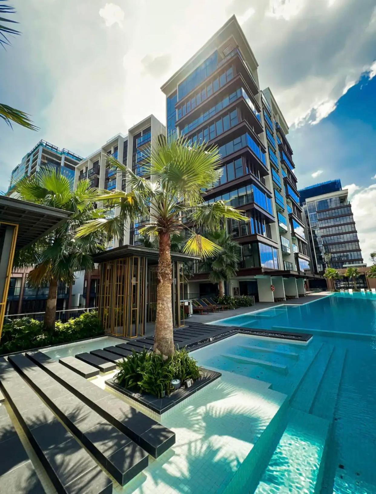 The Crest-central Saigon Riverside -free Pool-gym-sauna Room-yoga Appartement *